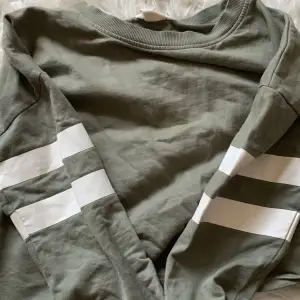croppad hoodie/tröja med vita ärmar. Knappt använd.