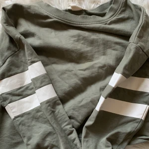 cropped tröja - croppad hoodie/tröja med vita ärmar. Knappt använd.