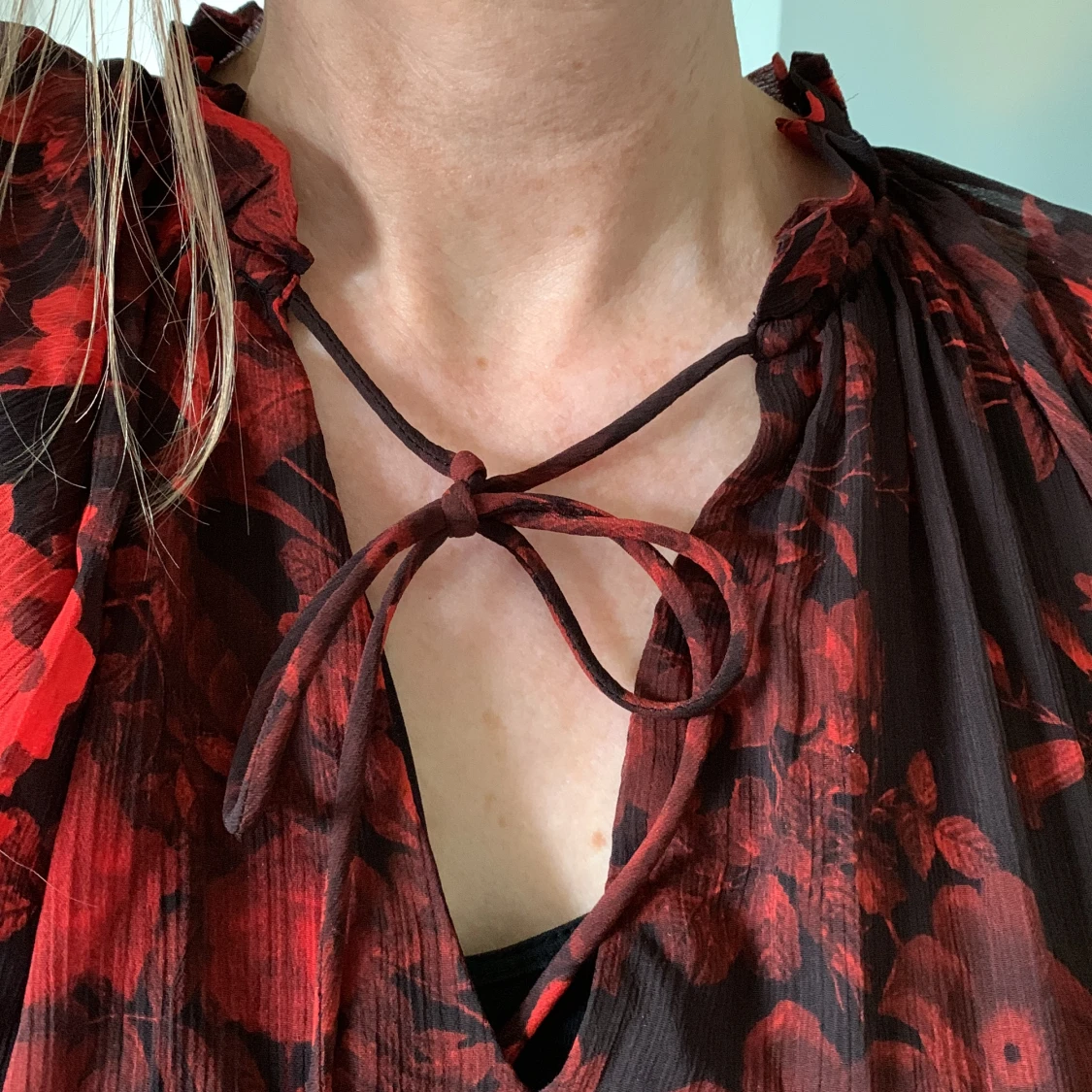 Klänning med röda blommor  - 91