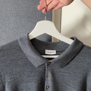 John Henric - Säljer min långärmade John Henric Piké som jag köpte i Januari, har använt den några enstaka gånger men passar inte mig jättebra och kan inte lämna tillbaka. Den ser ut som sprillans ny och finns inget smuts märke eller något på den. Passar bra på M/L