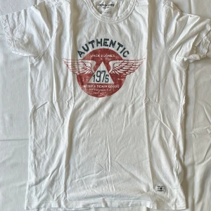 Vit t-shirt med tryck - Vit t-shirt med tryck på från jack n Jones 