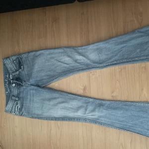 Jeans  - Säljer ett par ljusblå jeans från märket bondelid storlek xs. De sitter jättesnyggt på, tyvärr försmå mör mig.