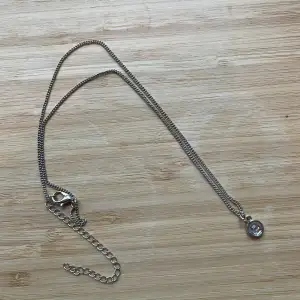 Säljer detta halsband med berlock som aldrig används. INTE äkta silver.