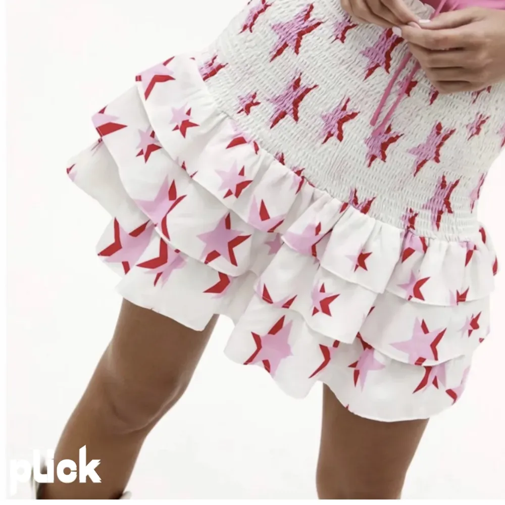 Säljer denna snygga kjol med stjärnor ⭐️ Den har använts 2 ggr men är i bra skick!!💗 Storlek S men är väldigt stretchiga så passar även större storlekar som tex M🙌. Kjolar.