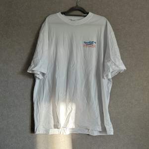 vit t-shirt med tryck från h&m. använd en gång och har inga defekter. oversized.