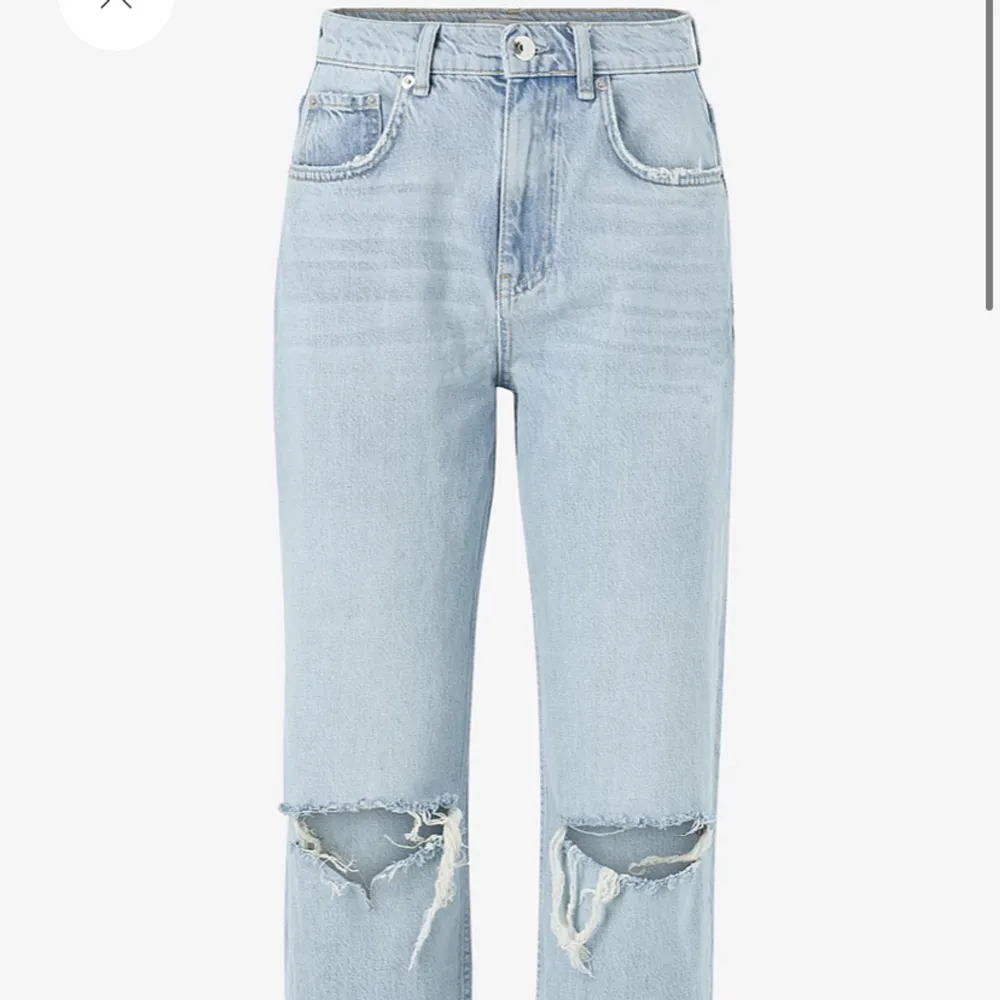 Ljusblå jeans från Gina Tricot.  Model: 90’s High waisted jeans.  Ser mörkare ut på bilderna då det är dåligt ljus, går självklart att be om fler bilder om man vill :). Jeans & Byxor.