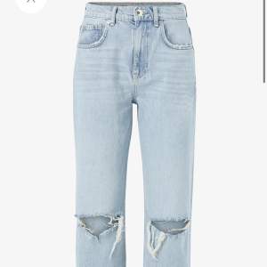 Ljusblå jeans från Gina Tricot.  Model: 90’s High waisted jeans.  Ser mörkare ut på bilderna då det är dåligt ljus, går självklart att be om fler bilder om man vill :)