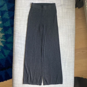 Ribbade byxor - Stickade ribbade byxor från H&M storlek XS. I använt skick men har lite mer kvar att ge. En del noppor pga polyesterblandning. Supermjuka och sköna loungebyxor.