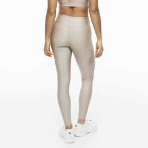 Beigea träningstights - Oanvända från hm storlek M säljes för 100kr. Slutsålda på hemsidan