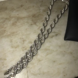  925 silver 10 mm cordell länk väger ca 200 g - Detta 55 cm silver kedja med stämpel köptes på kejsar.se 4 månader sen säljer denna för 3000 vid snabbaffär bättre pris köptes för 3899 knappt använd därför jag säljer denna möts i Stockholm med kontanter 