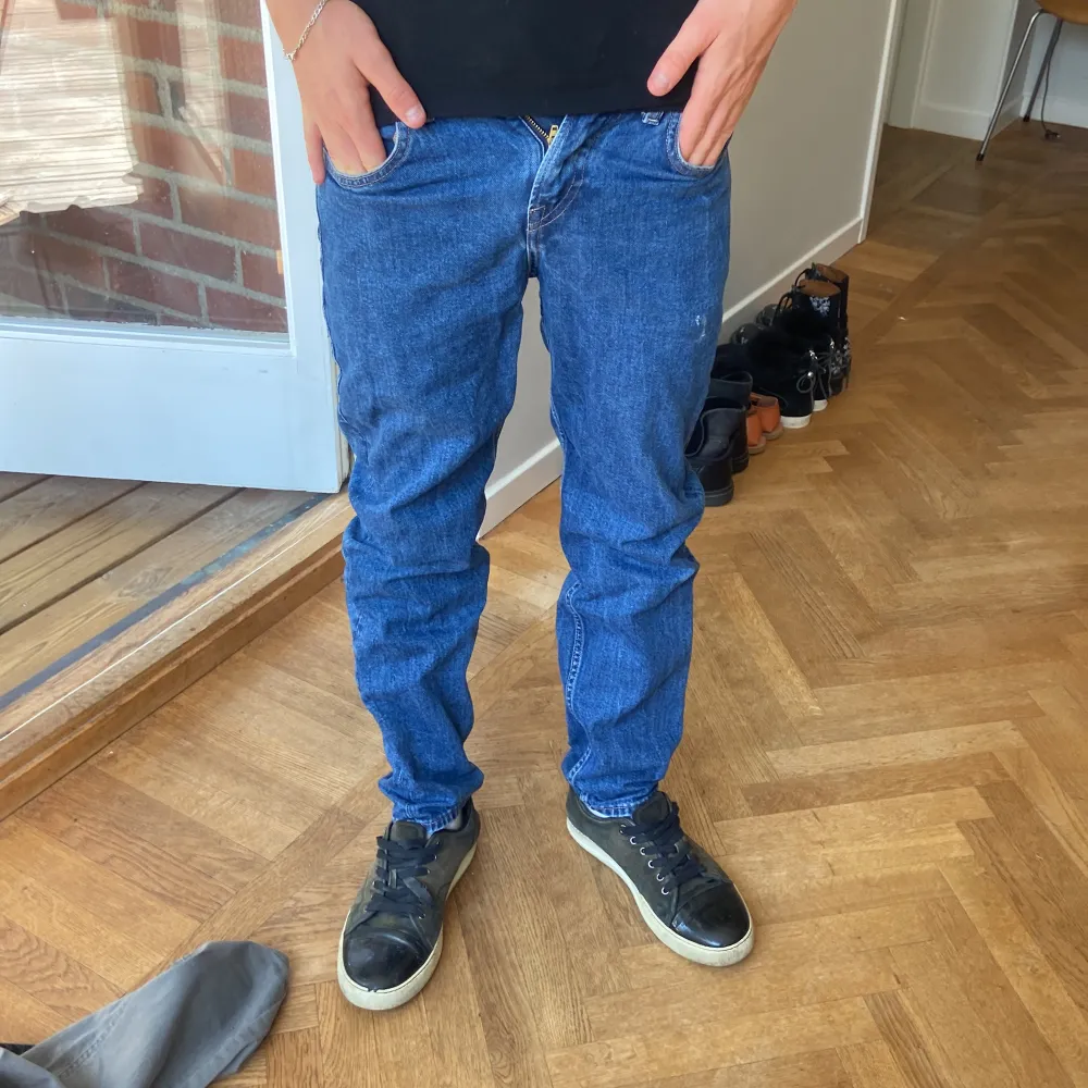 Snygga blåa jeans (märket på låret är en del av designen)  200kr+frakt . Jeans & Byxor.
