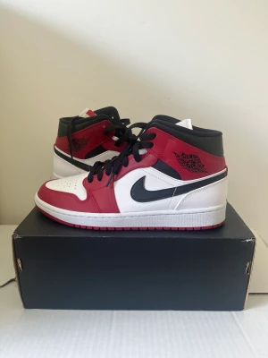 Jordan 1 mid Chicago - Storlek 42.5 Eu  Möts i Stockholm 