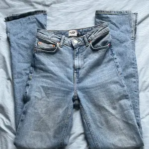 Blå jeans från lager 157 i modellen split, knappt andvända så i bra skick. Lite långa för mig som är 158cm. Dom är högmidjade⭐️ ny pris 300kr