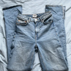 Split Jeans - Blå jeans från lager 157 i modellen split, knappt andvända så i bra skick. Lite långa för mig som är 158cm. Dom är högmidjade⭐️ ny pris 300kr