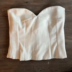 Korsetttopp från Zara - Skitsnygg korsetttopp från Zara💞 Storlek XS och endast använd 1 gång så inga defekter eller tecken på användning alls!🧡Säljer direkt för 200💕