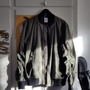 Bomberjacka grön - Militärgrön bomberjacka från H&M storlek M. Mycket bra skick då den är väldigt sparsamt använd.