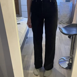 Jeans  - Säljer ett par jeans i storlek 32 från H&M då jag inte använder dom. Har använt ett få tal gånger men är i bra skick.