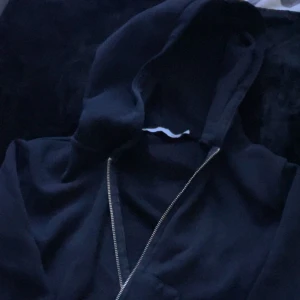 Svart kroppad kofta - Svart kroppad kofta. Med silver dragkedja 