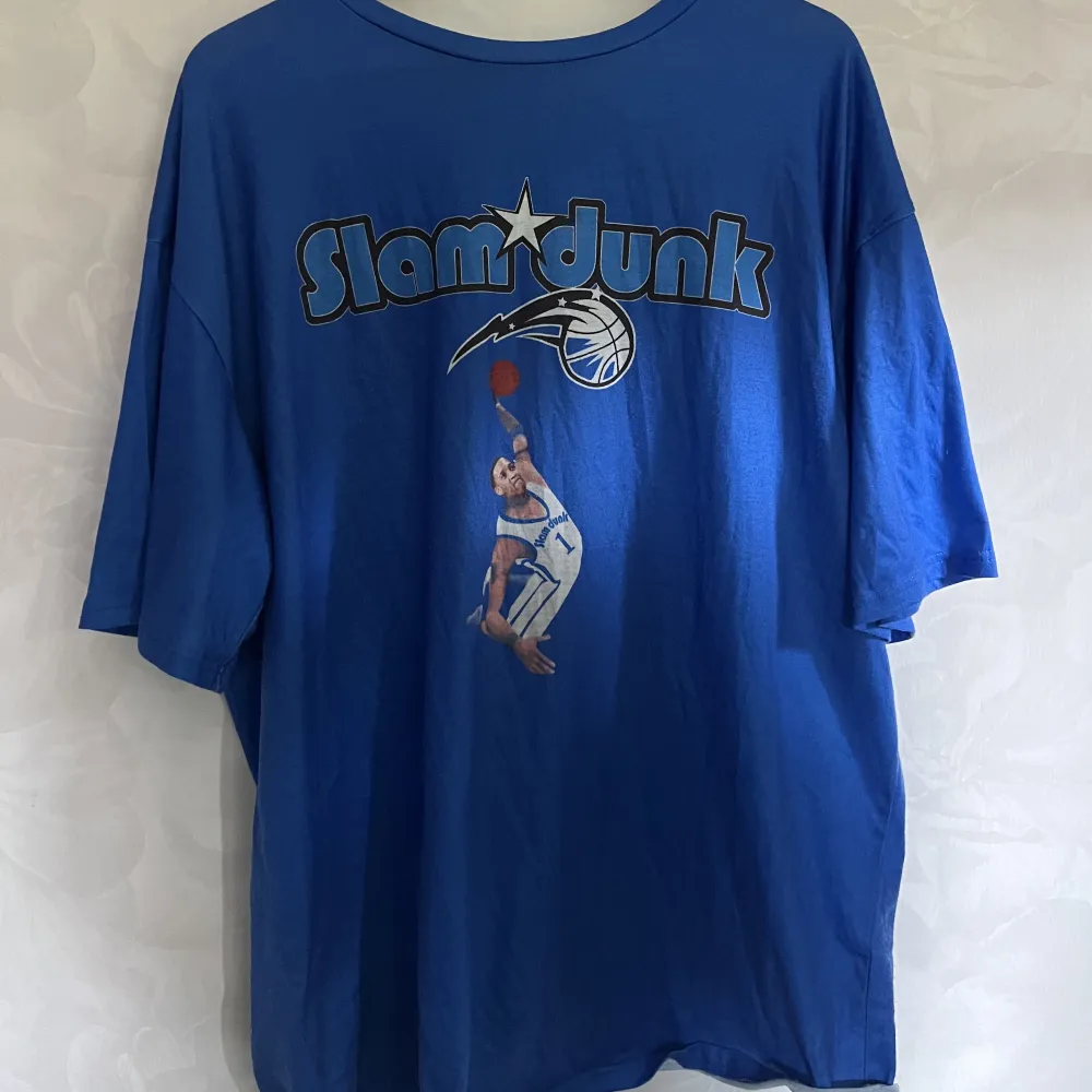 Blå over sized t-shirt med coolt basketboll tryck, mjukt material och riktigt snygg.. T-shirts.