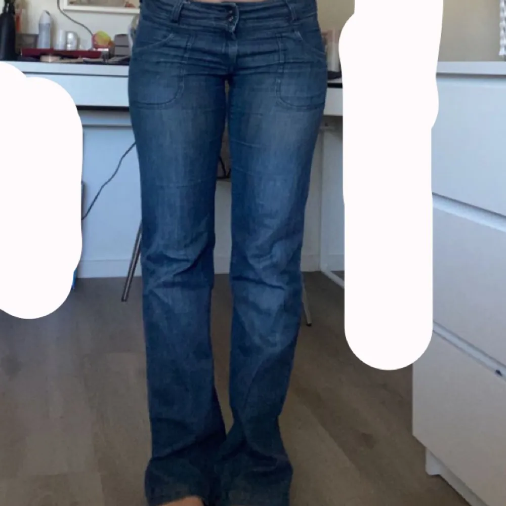 Modellen 'low waist bootcut' helt ny. Jag är 160 ❤️. Jeans & Byxor.