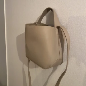 Handväska/axelremsväska från GinaTricot  - Säljer denna väska från GinaTricot. Kan användas som både handväska och axelremsväska. Knappt använd. 