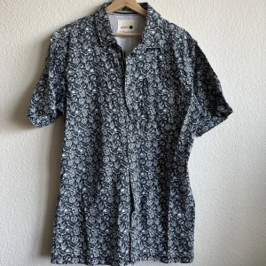Skjorta - Blåmönstrad skjorta från Humör. Fint skick!