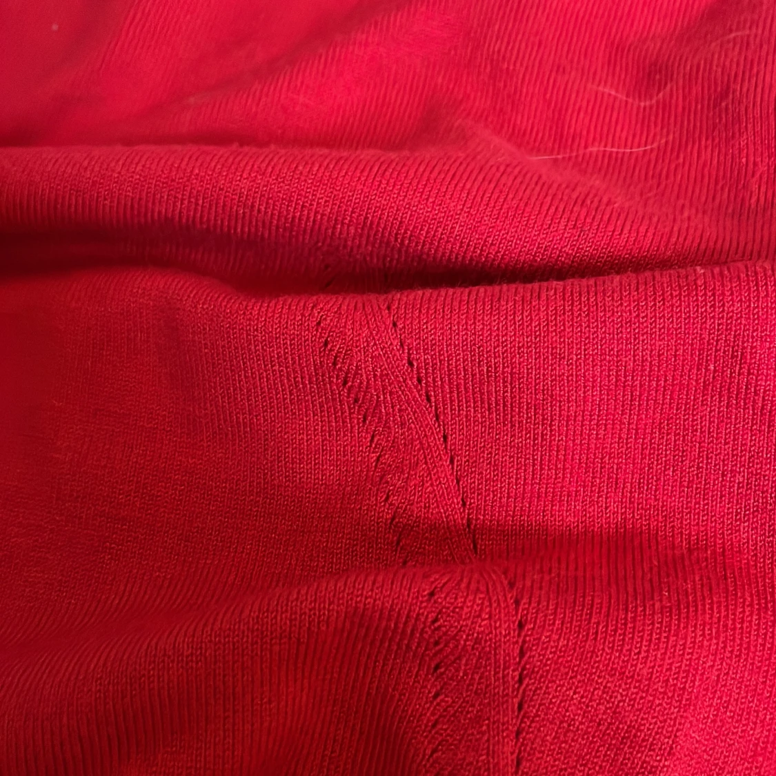 Röd polo T-shirt med stygn-detaljer  - 91