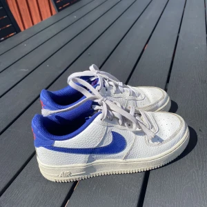 Air force  - Hej säljer nu mina blåa och röda air force för bra pris !!💕 Dem är andvända Max 10 gånger sedan blev dem för små 😢Hoppas nån annan kan få andvönding för dom. de är lite smutsiga men går att ta bort väldigt enkelt 💕Den billigaste frakten blir med köp nu💞