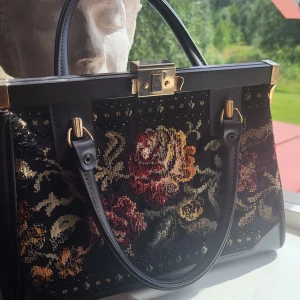 Vintage väska - Jättefin vintage väska med med broderi