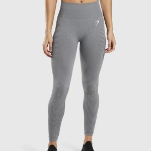 Gymshark tights - Säljer nu mina gymshark tights då dom har blivit för små💕 Dom har inga defekter eller synliga skador💖Hör gärna av dig vid fler frågor🌸