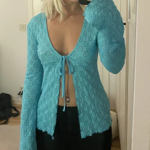 Topp med knytning - Tröja från BikBok. Storlek xs.