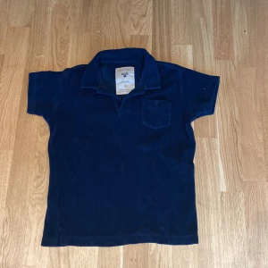 Oas frotté. 158cm-164cm. - Säljer min frotté tröja som har blivit för liten. Passar 12-13 åringar. Skick: 9/10.