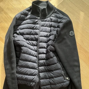 Moncler cardigan - Hej, säljer min moncler cardigan då jag knappt använder den längre! Ny pris ligger runt 10k jag vill göra en snabb och smidig affär så kan tänka mig runt 4-5 tusen men vi diskuterar de självklart beroende på hur attraktiv den är. 