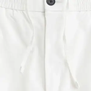 Jag säljer min vita byxor.  Dem är nästan helt nya, har använts cirka två gånger. I Storlek S.