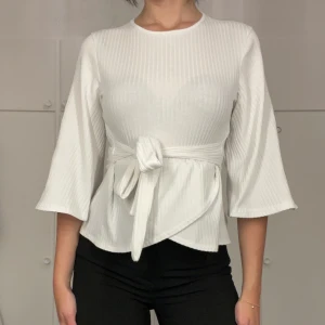 Topp - Vit topp från Boohoo som går att knyta runt midjan 