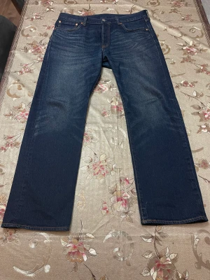 Levis 501  - Tjena!   Säljer dessa Levis 501 jeans som är i otroligt fint skick.  Storlek: W34 L30  Det är bara att skriva om det finns några frågor!  Tack på förhand:) 