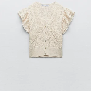 Stickad zara tröja - Säljer nu denna stickade tröjan från zara. Köpt förra veckan på butiken och använd en gång så i nyskick. Storlek S (minsta) och köpt för 379