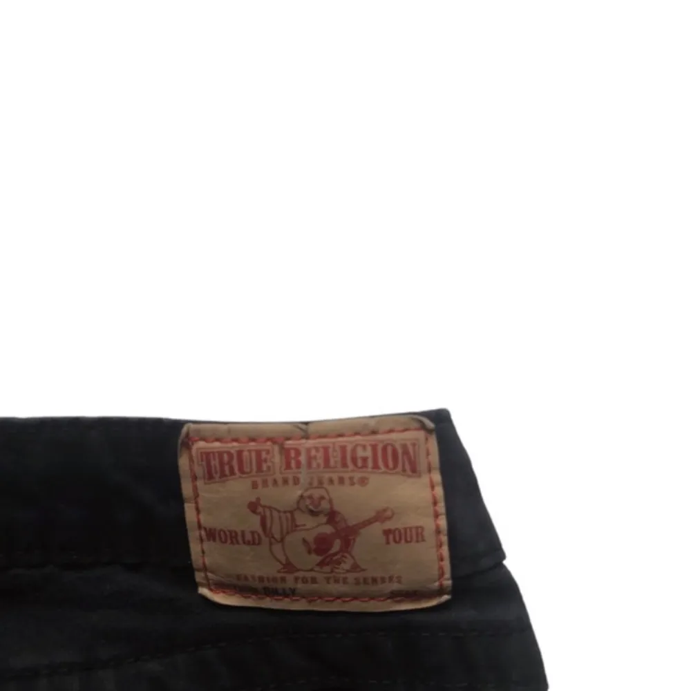 Svarta true religion jeans  bra skick  säljer då jag inte har den stilen längre inte använda så mycket . Jeans & Byxor.