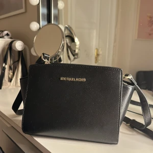 Michael Kors väska - Jag säljer min michael kors väska då den aldrig kommer till användning. Den är i nyskick och det finns inga skador på väskan. köparen står för frakt