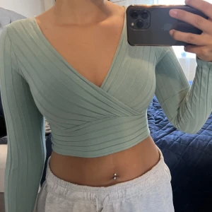 Grön top  - Aldrig använd. Grön top köpt från shein i storlek M för 70kr, som säljs för den aldrig kommer till användning.