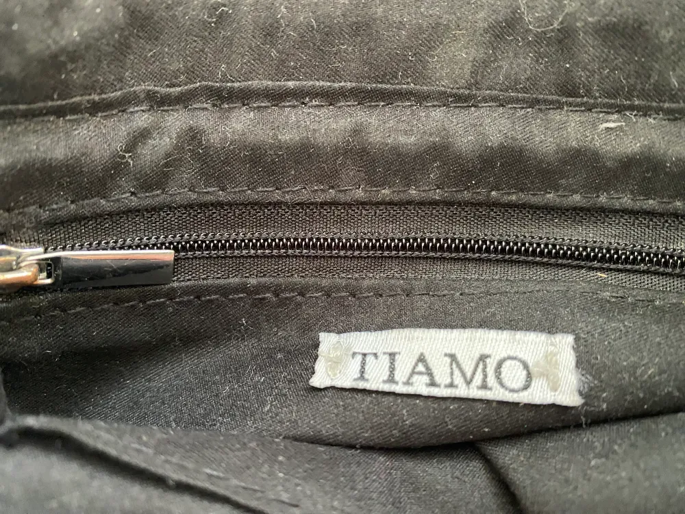 Säljer min fina Tiamo väska då den tyvärr inte kommer till användning. Då jag har köpt en ny väska. Den har en liten spricka där man öppnar den men syns inte när man har på sig den . Väskor.
