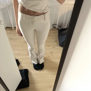 Kostymbyxor - Snygga kostymbyxor från stradivarius. Storlek 32. De är för små på mig som är 164 och har vanligt vis 25/32 i byxor. Har klippt av och sytt in ca 2 cm i benen men syns inte knappt. Har ett par till likadana i storlek 36 som jag säljer. 