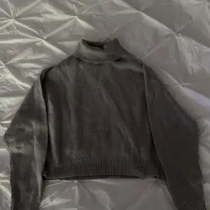🛑LÄS MIN BIO FÖRST🛑 Säljer denna stickade tröja med polokrage från H&M då den legat i garderoben ett bra tag utan att den kommit till användning. Inga defekter eller liknade💕Kom privat för eventuella frågor💫
