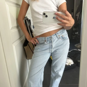 Levis jeans  - Lägger ut igen! Supersnygga Levis jeans köpta second hand på Humana💗💖Jeansen har två hål längst gylfen, men det är lätt att sy ihop. 
