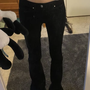 Booutcut jeans (KVAR) - Lågmidjade/midwaist jeans från only! Endast använda några gånger och bra i längden på mig som är 1,71. Säljer då de inte kommer till användning. Köparen står för frakt! OBS: kvar även om budgivningen är över!!