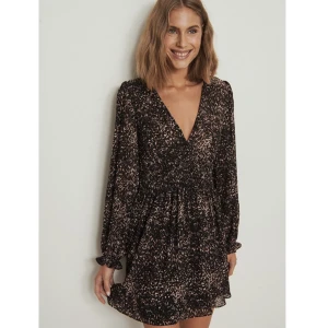 Klänning från Nakd - Jättefin klänning med långa ärmar med volangdetaljer, den går in i midjan med smockdetaljer. Nypris 499 kronor. Hör av dig för fler bilder🌸🌸