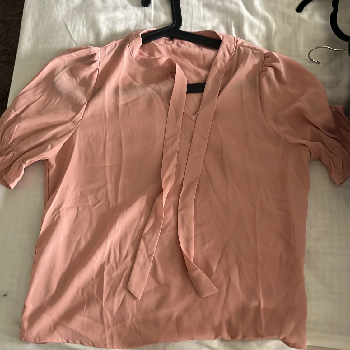 Rosa blus med knyte därfram