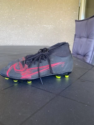 Fotbollssko svart Nike - Går att tvätta upp och då e dom som ny inte utnött nånting typ. bra skick