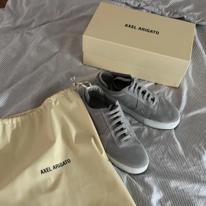 Arigato Platform Sneaker - säljer ett par Arigato Platform Sneaker som är använda bara en gång!,nypris 2500! hör av er för mer bilder eller information osv.!