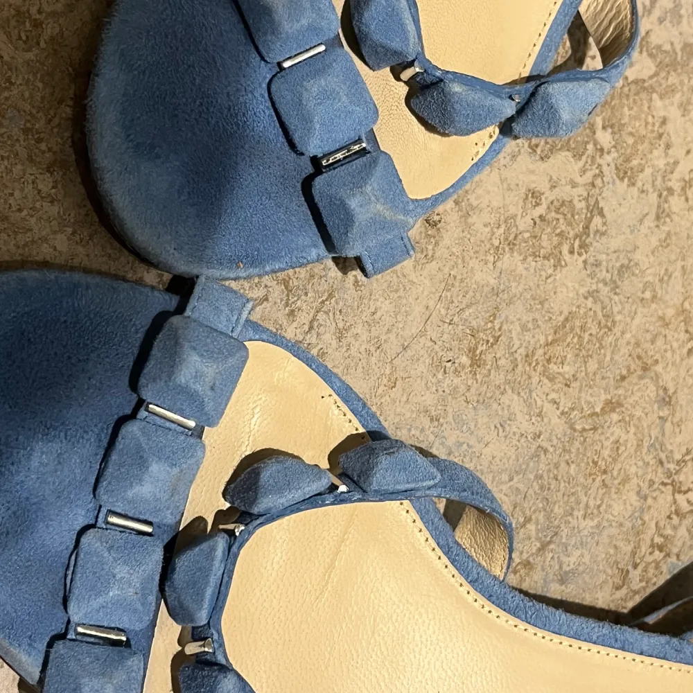 Blå sandaler från Massimo dutti använt sparsamt några få kvällar. Nypris ca700kr. Skor.